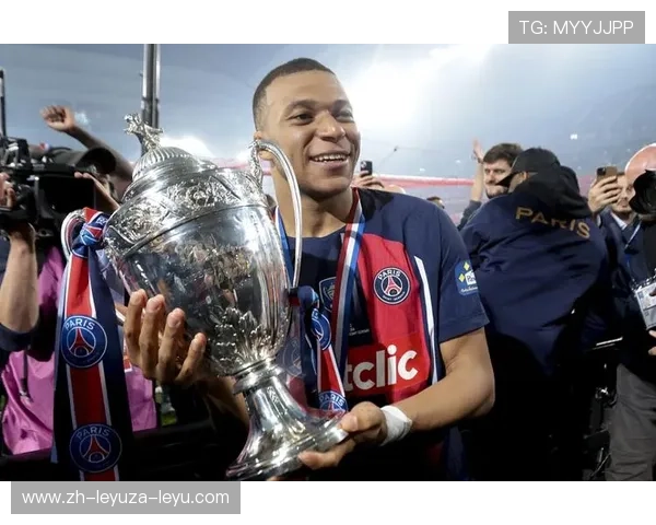 欧冠颁奖录像回顾：奖杯交接、MVP颁发与荣耀瞬间